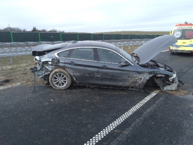 Kierujący pojazdem bmw, 33-letni mężczyzna, nie dostosował prędkości do warunków ruchu.