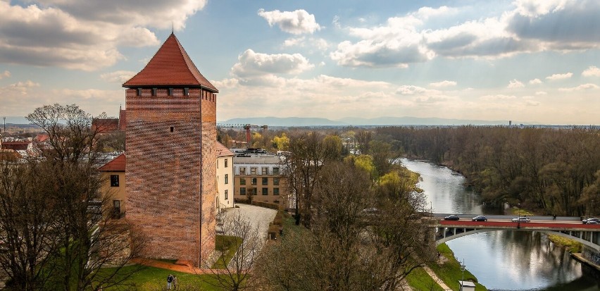 Zamek w Oświęcimiu ze średniowieczną basztą i tunelami pod...