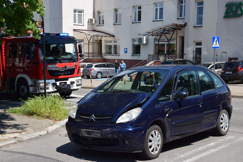 Kraksa na ulicy 3 Maja w Wieluniu. Dwie osoby odniosły obrażenia FOTO