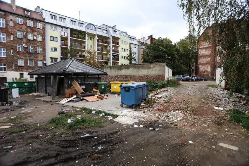 Podwórko między ul. Mierniczą, Łukasińskiego, Prądzyńskiego,...