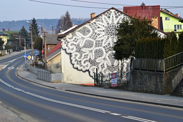 Autorką koronkowych murali w Bobowej jest NeSpoon, artystka street artu