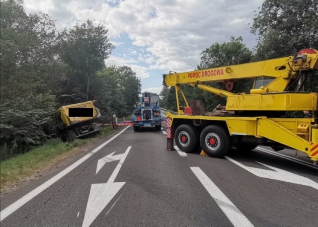 Zderzenie auta ciężarowego z samochodem osobowym na drodze krajowej nr 24 na wysokości Skrzydlewa. Są objazdy. (29.07.2021).