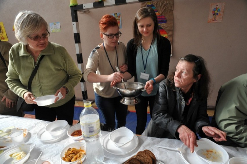 Wielkanocne śniadanie w słupskim Caritasie - FOTO 