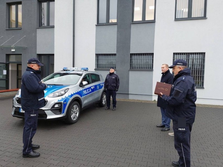 Nowy radiowóz w Bogatyni i nagrody za dotychczasową służbę dla policjantów