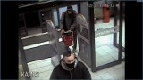 Kradzież rozbójnicza w sklepie na Bielanach. Policja publikuje wizerunek podejrzanego i prosi o pomoc