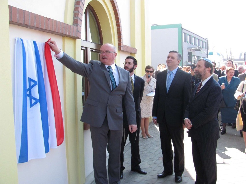 Żarki: Eli Zborowski na uroczystym otwarciu domu kultury, dawnej synagogi