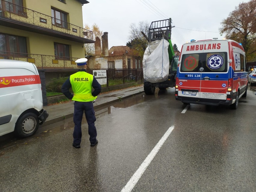 Wypadek w Kobielach Wielkich. Ładowarka najechała na...