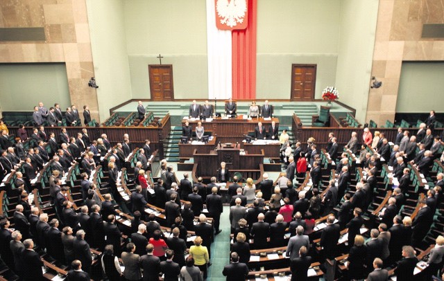 Politycy na sali obrad skaczą sobie do gardeł, ale kiedy gasną kamery, idą razem na piwo.