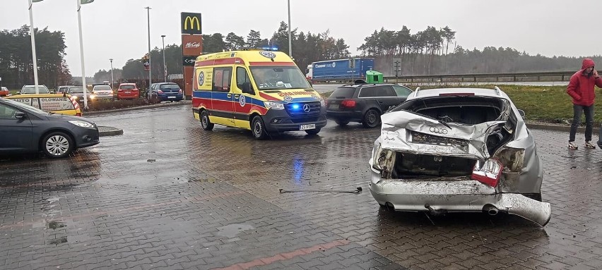 Karambol na... parkingu przed McDonald'sem. Kuriozalna kolizja pod Goleniowem