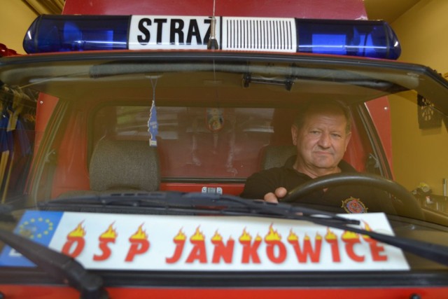 Prędkość maksymalna? – Trudno powiedzieć, ale ja już nim 130 kilometrów na godzinę jechałem – zapewnia pan Wacław.
Klimatyzacji oczywiście nie ma, ale w tamtych czasach kto by myślał o takich wygodach. Auto jest dwuosobowe, ale bardzo wygodne.