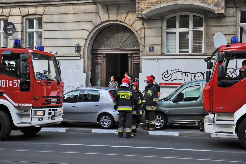 Strażacy wchodzili przez okno przy Mostowej