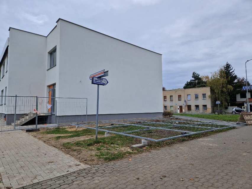 Zniknął mural, będą pnącza na budynku w centrum Leszna
