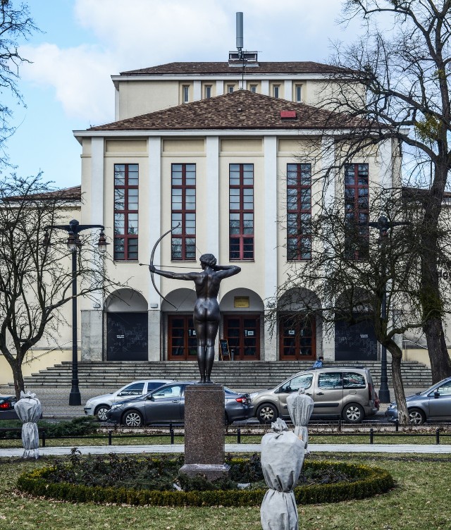 Budynek teatru ani razu od początku swego istnienia nie przeszedł kompleksowego i gruntownego remontu.