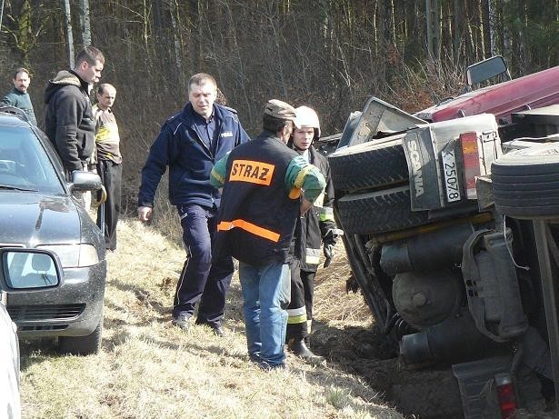 Sulmierzyce - Ciężarówka w rowie. WIDEO i FOTO