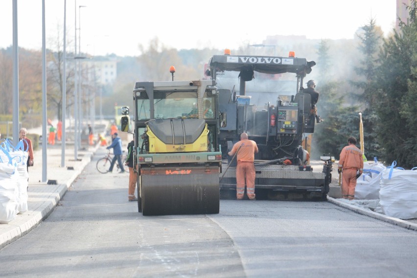 Prace na ul. Ikara w Grudziądzu coraz bliżej końca. Wylewano pierwszą warstwę asfaltu [wideo, zdjęcia]