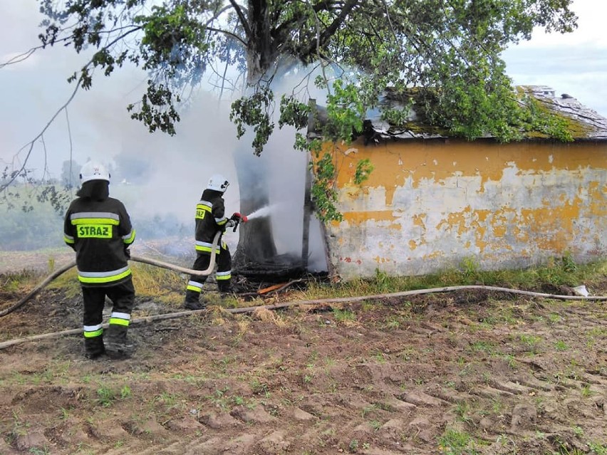 Strażacy gasili pożar altany w Pietrowicach Wielkich