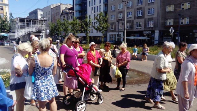 Protestujący mieszkańcy na Placu Kaszubskim.