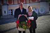 Dzień Kobiet w Lesznie. Prezydent Łukasz Borowiak wręczał kwiaty 