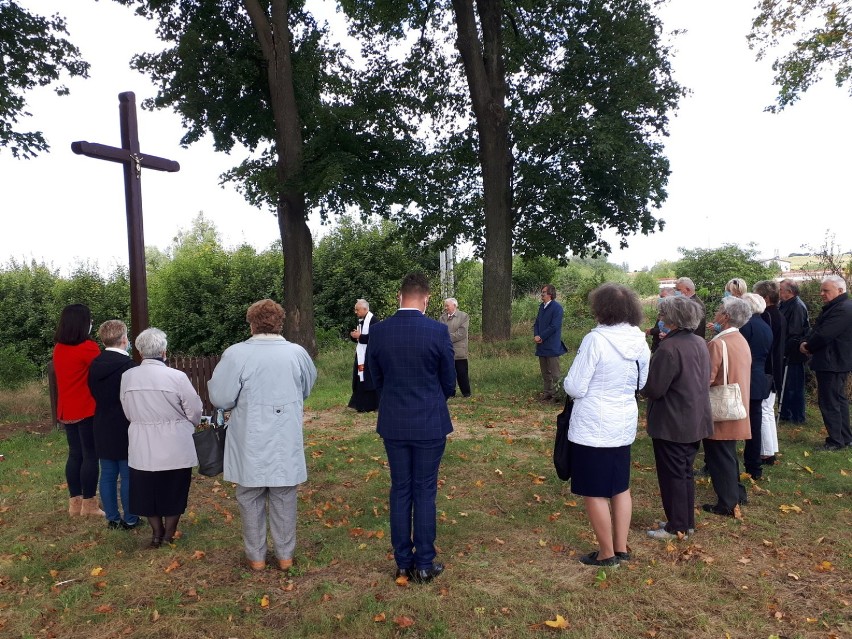 Nowy krzyż stanął na dawnym cmentarzu cholerycznym w Pelplinie