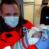 Kaliscy ratownicy medyczni przyjęli poród w domu. Dziecko dostało 10 punktów w skali Apgar! 