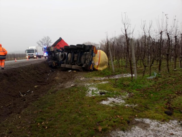 Wypadek na drodze pod Grójcem. Cysterna w rowie