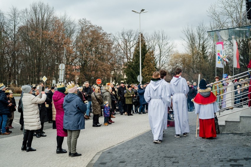 Święto Trzech Króli w Zawierciu. Radosny i rodzinny orszak przez przeszedł ulicami miasta. Zobaczcie zdjęcia