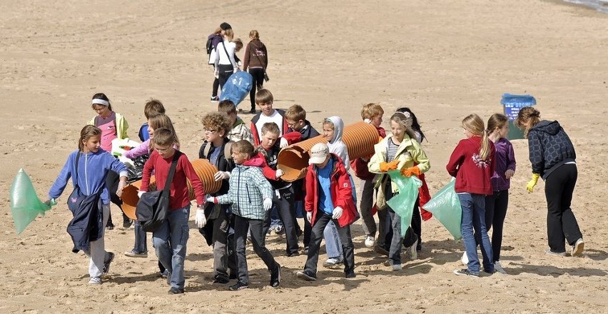 Akcję Sprzątania Świata uczniowie rozpoczeli na plaży w Brzeźnie