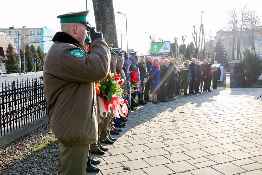 Były kwiaty i spektakl. Tak uczczono 9. rocznicę katastrofy smoleńskiej (zdjęcia)