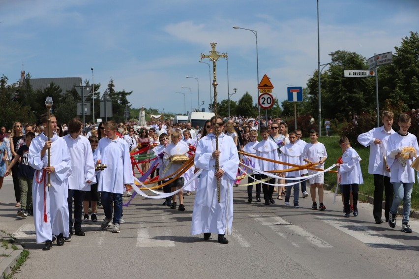 Tysiące wiernych szło w procesji Bożego Ciała na kieleckich...