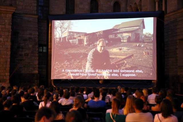 W piątek (25 lipca) już po raz drugi parking przed CK Zamek zamieni się w przestrzeń dla kinomanów. W tym tygodniu zaplanowano projekcje dwóch filmów. Pierwszy to "Wycieczka”, produkcja  która otrzymała główną nagrodę podczas festiwalu OFF Cinema 2010. Drugim filmem będą legendarne "Psy” Władysława Pasikowskiego. Seanse rozpoczynają się o godz. 21.30. Wstęp bezpłatny.