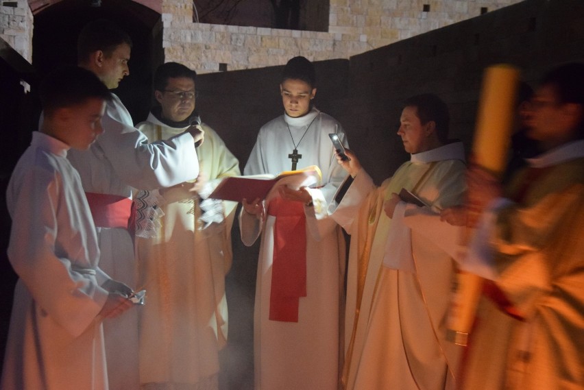 Liturgia Wigilii Paschalnej u franciszkanów w Tychach