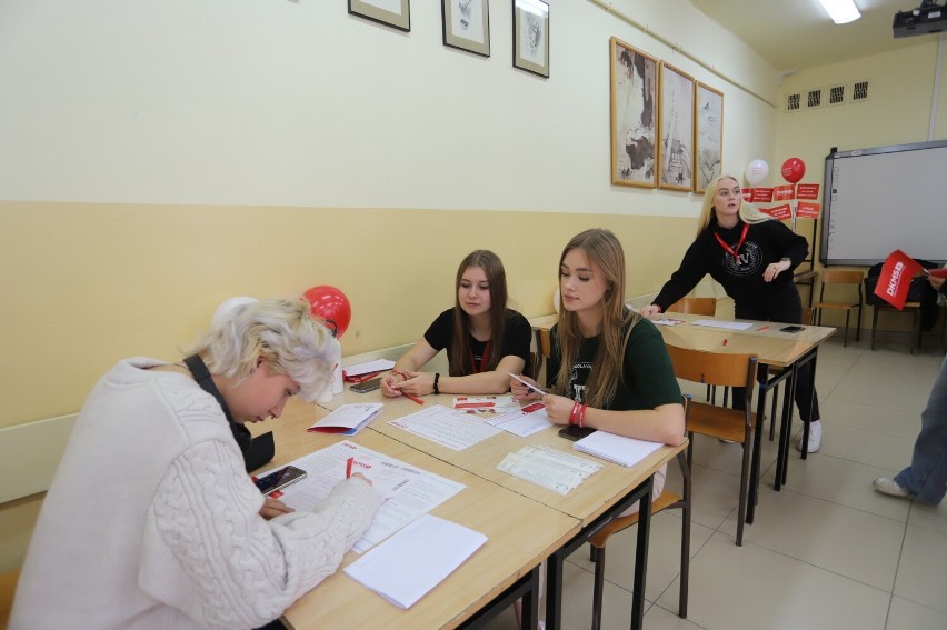 Komórkomania, czyli Dzień Dawcy Szpiku w IV Liceum Ogólnokształcącym w Kielcach. To nic nie boli, a może uratować ludzkie życie