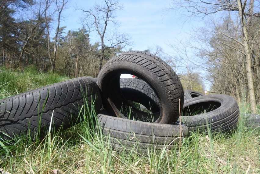 Opony wyrzucone pomiędzy Niedoradzem a Otyniem. grozi za to...