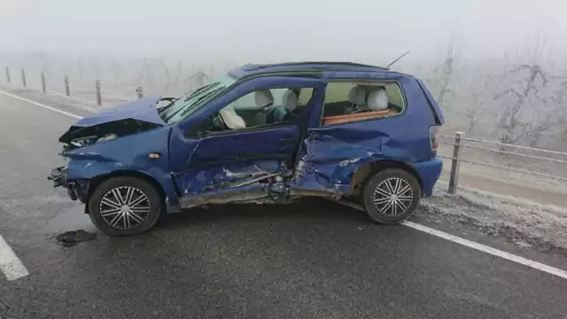 Jeden z rozbitych samochodów w wypadku na drodze numer 79 w Ostrówku.