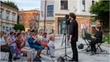 Duet Szpetni oczarował publiczność w Zakątku Spycimira w Tarnowie. Koncert w ramach Festiwalu Mistrzowskie Kursy Artystyczne. Zdjęcia