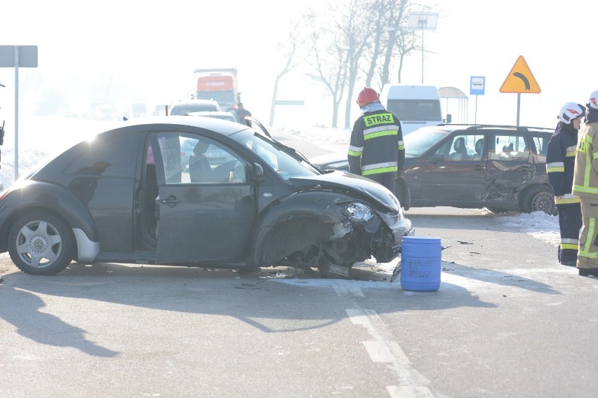 Wypadek w Radzyniu-Wybudowanie. Trzy osoby trafiły do szpitala [wideo, zdjęcia]