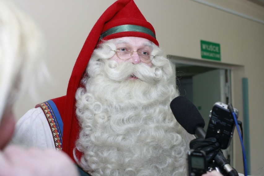 Mikołaj z   Laponii  w konińskim szpitalu na  oddziale dziecięcym 