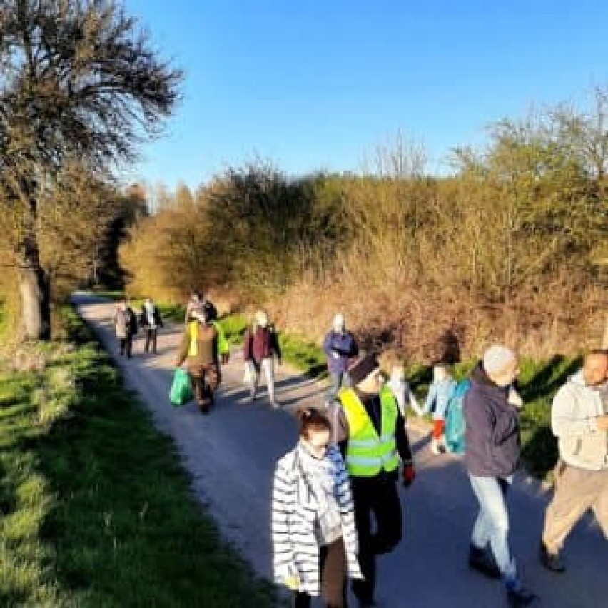 Dzień Ziemi w Lipińcu i Karolince- sprzątali swoje miejscowości. 