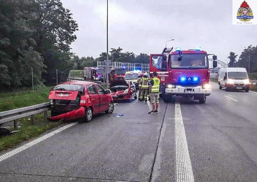 W poniedziałkowy poranek na trasie S8 na pasie w kierunku Warszawy w okolicach miejscowości Zawady zderzyły się dwa samochody osobowe