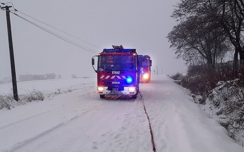 Na drodze pod Nowym Sączem zapalił się jadący samochód. Mimo akcji strażaków spłonął