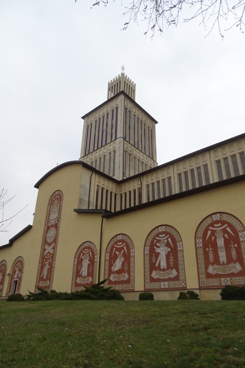 Tajemnice kościoła w Prostynii. Wygląda jak miniaturka Pałacu Kultury. Ale powstał z projektu Świątyni Opatrzności Bożej