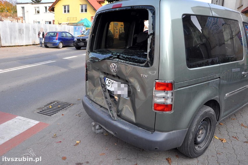 Do zderzenia autobusu z samochodem osobowym w centrum...