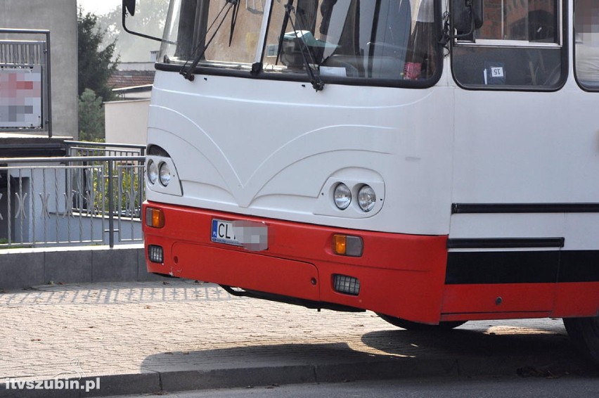 Do zderzenia autobusu z samochodem osobowym w centrum...