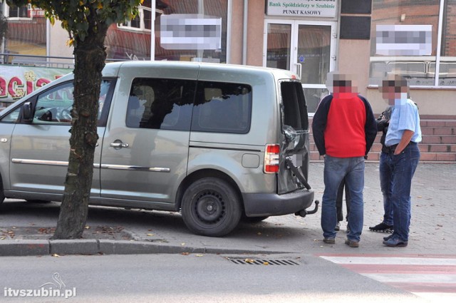 Do zderzenia autobusu z samochodem osobowym w centrum Szubina doszło o godz. 13.20. Na miejsce zdarzenia zadysponowano wszystkie służby ratunkowe. Ze wstępnych ustaleń wynika, że kierowca autobusu najechał na tył samochodu osobowego marki vw caddy. Jedna z pasażerek podróżujących autobusem została zabrana przez ZRM na dalsze badania do szpitala. W miejscu zdarzenia ruch odbywał się wahadłowo.


Pogoda na dzień + 2 kolejne dni (19 + 20-21.10.2017) | POLSKA

