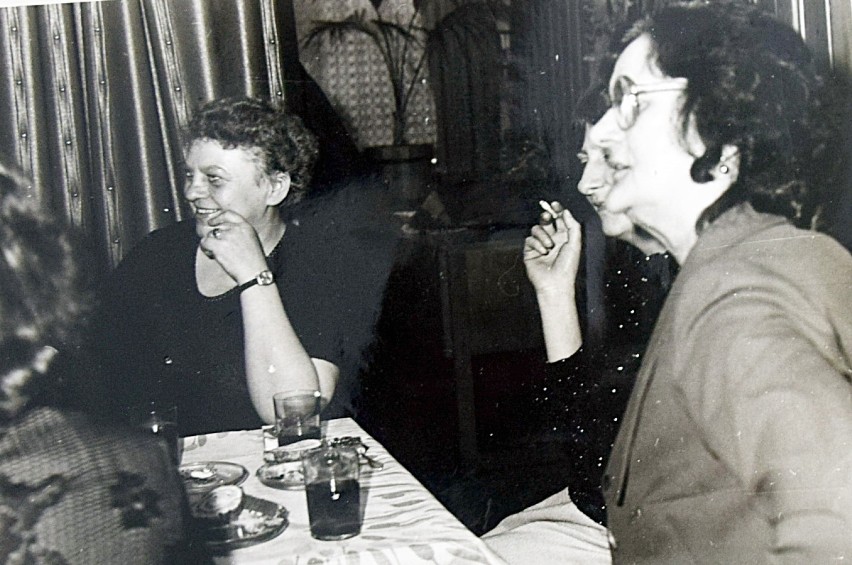 Dzień Kobiet w Stargardzie w 1987 roku. Goździki, herbata i słodkości dla pań. Archiwalne ZDJĘCIA