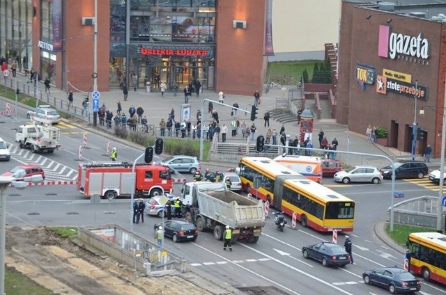 Na al. Piłsudskiego w Łodzi doszło do dwóch wypadków z udziałem autobusów MPK