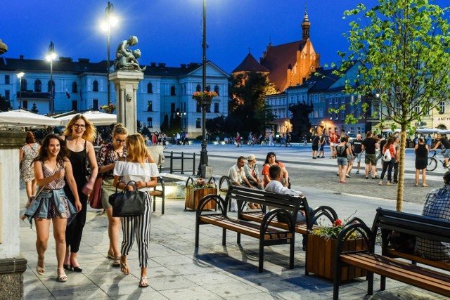 Tłumy bydgoszczan postanowiły spędzić sobotni wieczór na wyremontowanym Starym Rynku. Zobaczcie, jak to miejsce wygląda obecnie nocą. 

Flash Info #18
