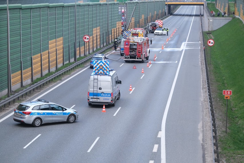 Poważny wypadek na trasie S8 w Warszawie. Spłonęła ciężarówka. Nie żyje jedna osoba