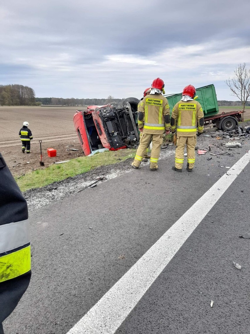 Śmiertelny wypadek na DK 11. Doszło do zderzenia ciężarówki z busem pomiędzy Piłą a Ługami Ujskimi