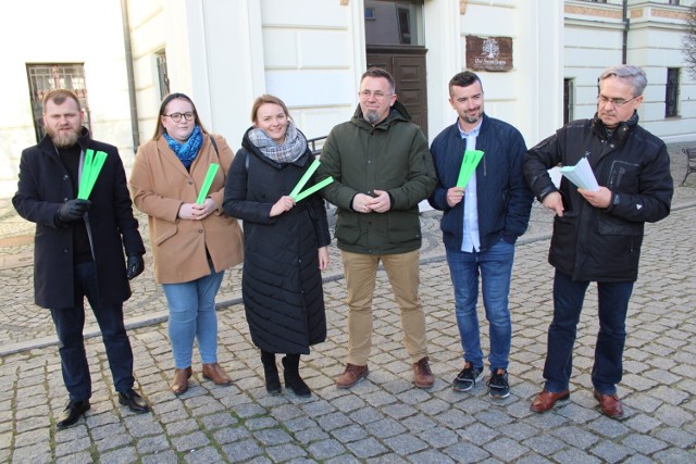 Radni rozdają odblaski i szukają niebezpiecznych przejść